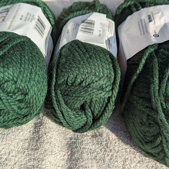 Bernat Softee Chunky Yarn in Dark Green, 4 Skiens Same Lot+ 1 Large Skien, Lot 1 - Picture 12 of 12